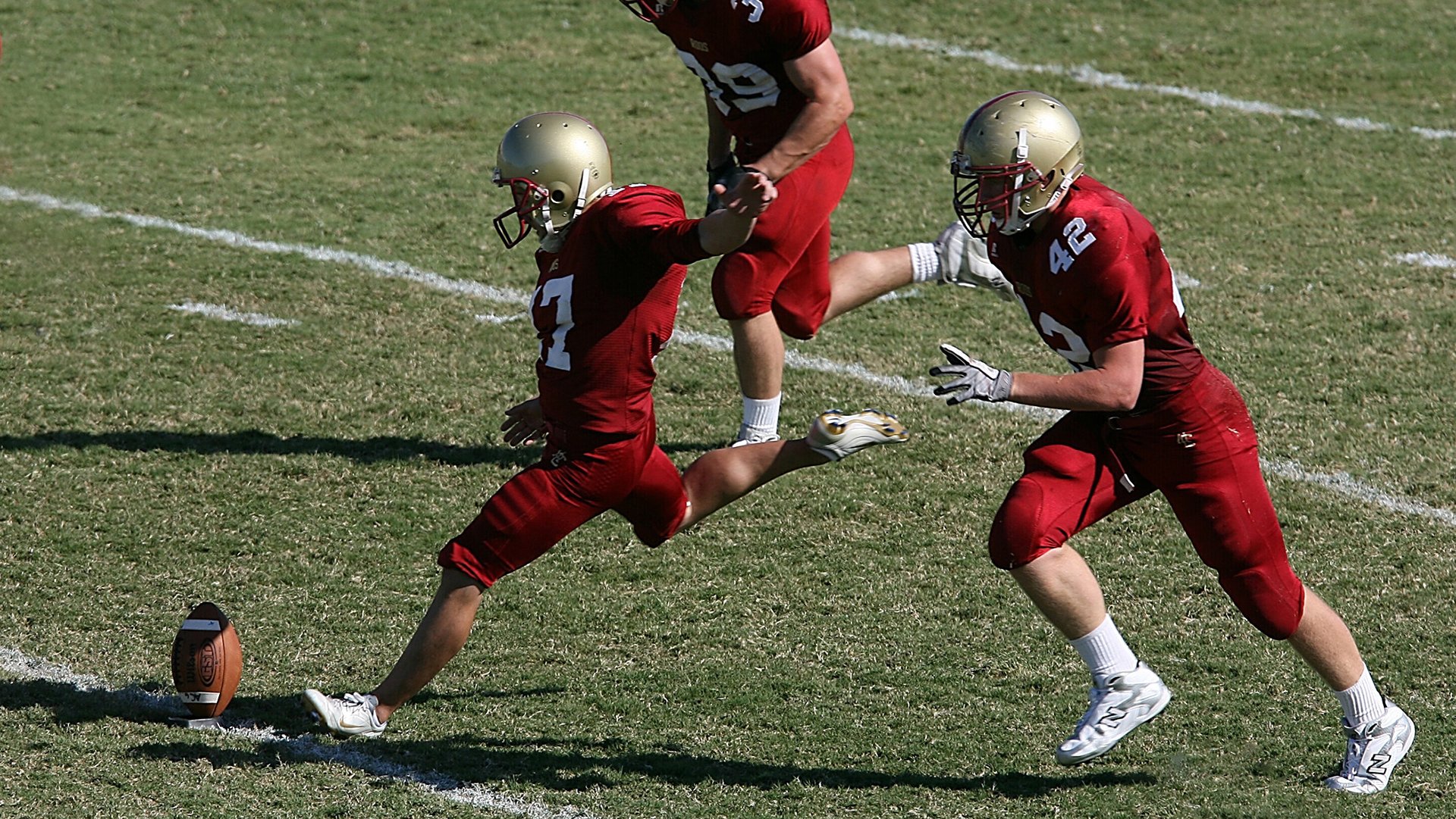 短距离王者之争 覃海洋沉着应战，覃海洋游泳运动员资料